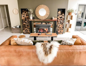Hamilton House - Snowy Mountain Luxury Villas, Jindabyne